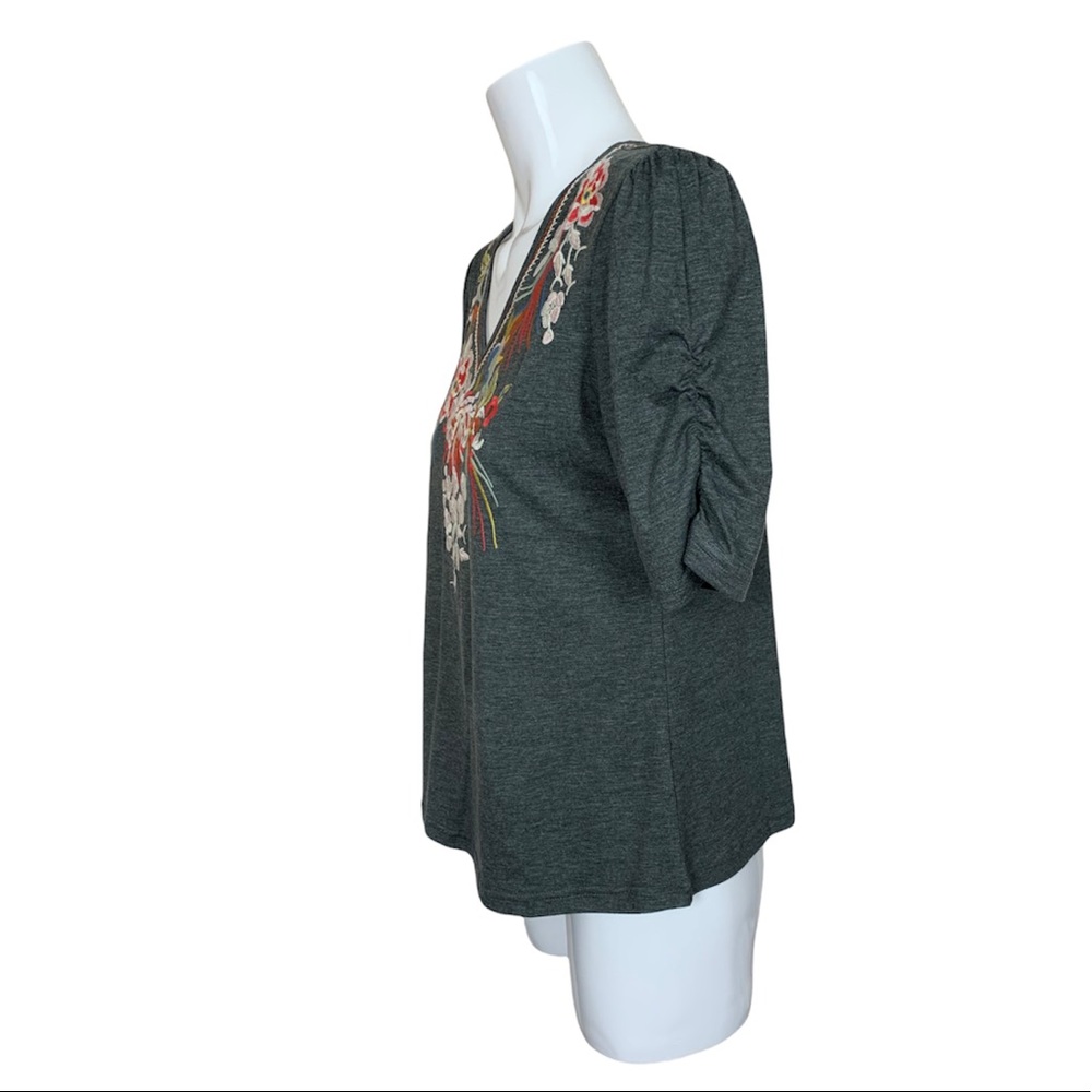 Solitaire Gray Floral Embroidered V Neck 1/2 Ruched Sleeve Top Medium - Picture 3 of 8